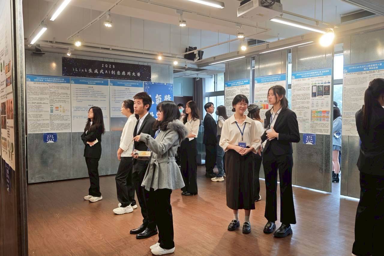 與賽同學參觀海報及討論