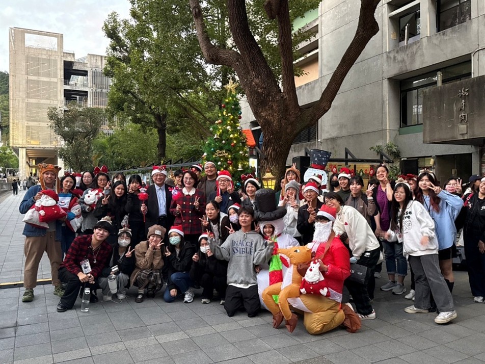 師長與同學共同合影點亮實踐大學耶誕氣氛