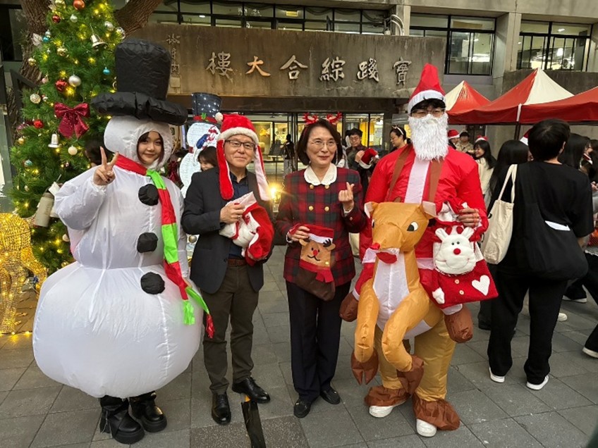 學生會同學裝扮耶誕老人與雪人寶寶與校長學務長同賀耶誕