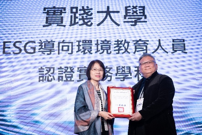 勞動部勞動力發展署黃齡玉署長與本校優良學程計畫主持人王雅亮副教授合影