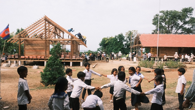 Hands Together 柬埔寨海外義築計劃 工程中相片,2012 至今已14年,2025 為第二年之國際團隊 帶領台、日、馬三國師生於村民協力下 以9個工程日完成偏鄉小學之兩棟教室。