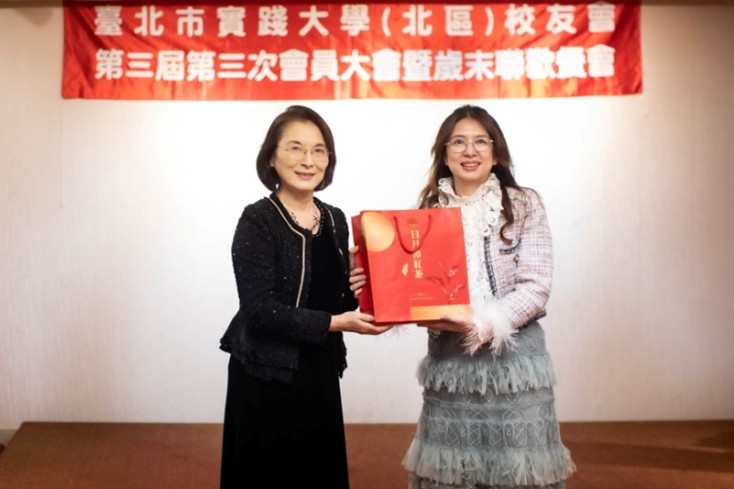 洪久賢校長(左)致贈彭愛萍會長(右)校友紀念品禮