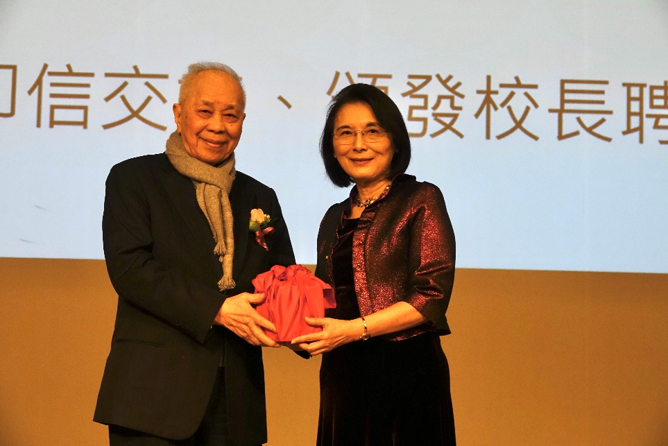 實踐大學董事長謝孟雄將校務印信交接予洪久賢校長，象徵傳承與責任延續