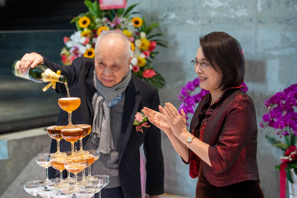 隨後舉行溫馨茶敘交流，並以倒香檳塔儀式共同慶賀