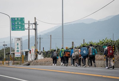 10天9夜徒步120公里，學子送暖原鄉，在行腳陪伴中淬鍊心志、發現自我 一位教授的「溫柔叛逆」：把課堂搬到台九線上