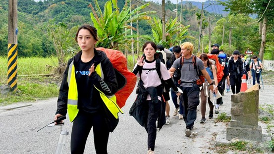 「一日教授父親」領路，學子徒步120公里送暖偏鄉，實踐公民行動與職涯啟發