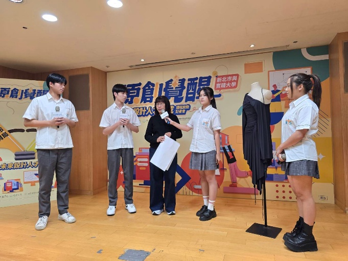 實踐大學設計學院許鳳玉院長與新北市樟樹國際實創高級中等學校學生合影