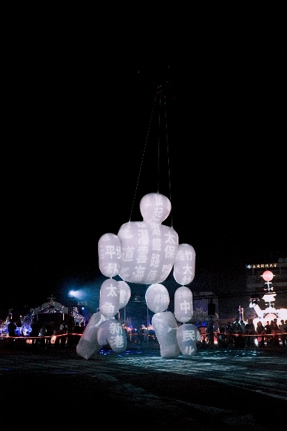 無人機拉起馬格努斯，巨偶緩緩站起後，搭配光雕做巨偶內心深處世界的呈現。