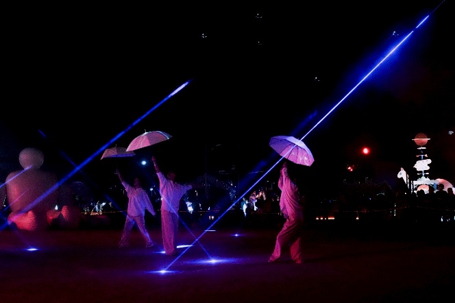 馬格努斯周圍的光仙子們（16台雷射無人機群飛）看到了美麗的花仙子，紛紛發出光束與花仙子互動嬉戲。