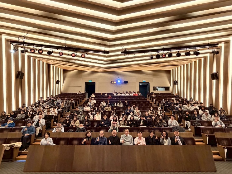 實踐大學管理學院院長廖培安帶領師生邁向AI智慧新時代 由實踐大學企業管理學系與實踐大學人工智慧創新應用中心共同主辦的「代理式AI開發與軟硬整合技術研討會」於115年3月7日順利舉行。本次研討會以近年快速發展的AI Agents（代理式人工智慧）為核心主題，為台灣首次以AI Agents為主軸舉辦的專業研討活動，吸引產學界專家學者與學生共同參與交流。   實踐大學管理學院院長廖培安帶領師生邁向AI智慧新時代 研討會內容聚焦於代理式AI系統架構、人工智慧與軟硬體整合應用，以及未來在智慧製造、醫療科技與產業升級中的發展潛力。與會講者分享最新研究成果與實務經驗，並探討代理式AI如何結合大型語言模型、自動決策與多任務協作能力，使人工智慧從單一工具進一步發展為能自主執行任務的智慧系統。   台灣首場代理式AI研討會登場(實踐大學企業管理學系)   探討AI Agents與軟硬整合技術演講-陳仁偉教授 主辦單位表示，隨著人工智慧技術持續進步，代理式AI將成為未來智慧科技的重要發展方向。本次研討會不僅提供跨領域交流平台，也促進學界與產業界之間的合作與技術交流，期望透過此次活動推動台灣在AI Agents技術與創新應用上的發展，為產業升級與智慧科技發展注入新動能。 新聞連結:台灣首場代理式AI研討會登場