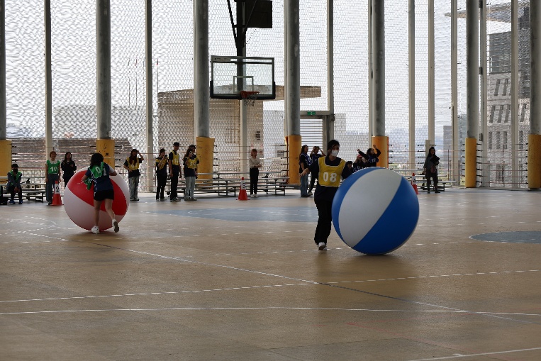 在歡笑與加油聲中，實踐大學系學會滾大球比賽精彩進行，學生熱情參與，留下難忘回憶。