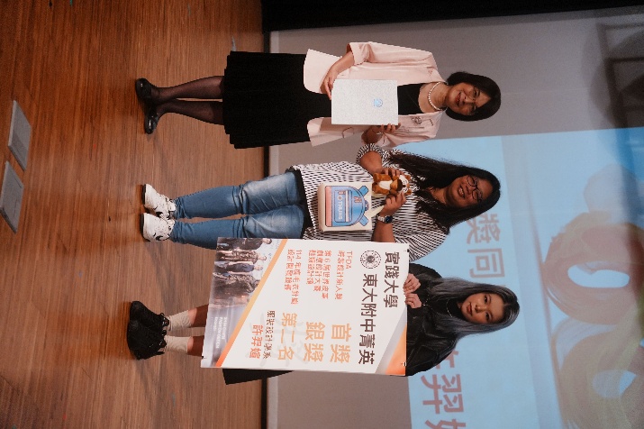 卓越學生獻獎 服裝設計學系許羿媗(東海大學附屬高級中等學校畢業)