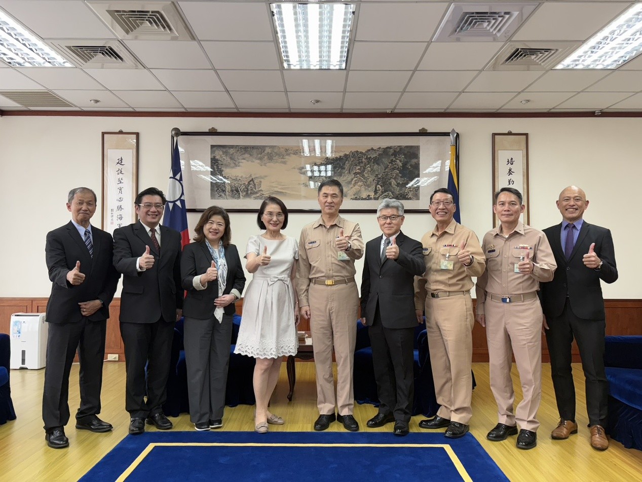 實踐大學洪久賢校長等一行主管與海軍司令部司令等人合影