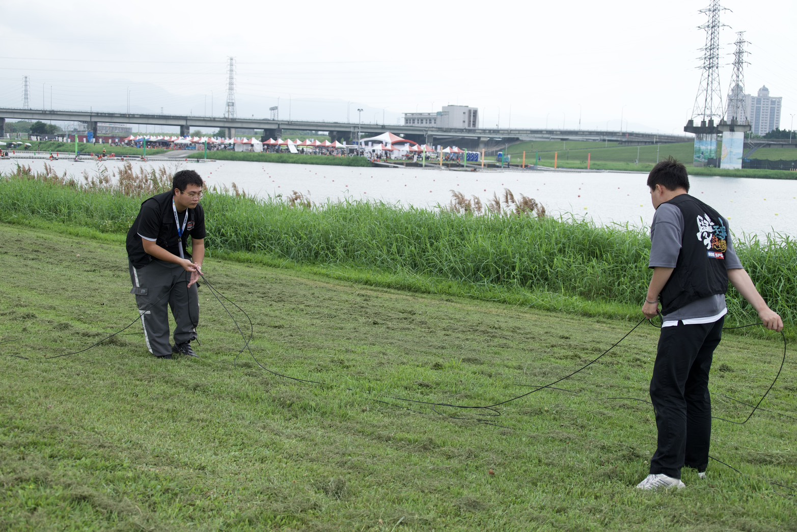 學生於現場進行作業，確保轉播系統穩定運行