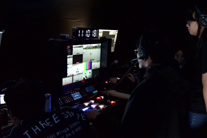 學生於轉播車內執行畫面切換與訊號控制，並自主完成線材焊接作業，展現團隊專業分工與實作能力。攝／顏愉容、陳沛汝