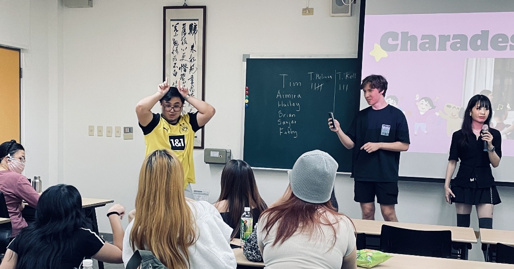 國際生Tim(中)與Sanjar(左)和國際學程Hailey(右)引導高雄校區學生進行CHARADES活動