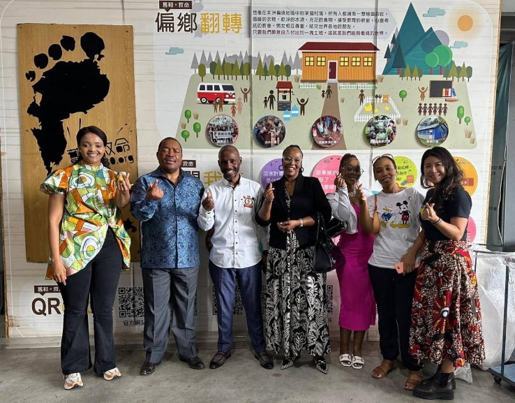 實踐大學史瓦帝尼畢業生Futhie(左一)長期投入家鄉慈善服務與社區發展,關懷弱勢兒童及年長居民