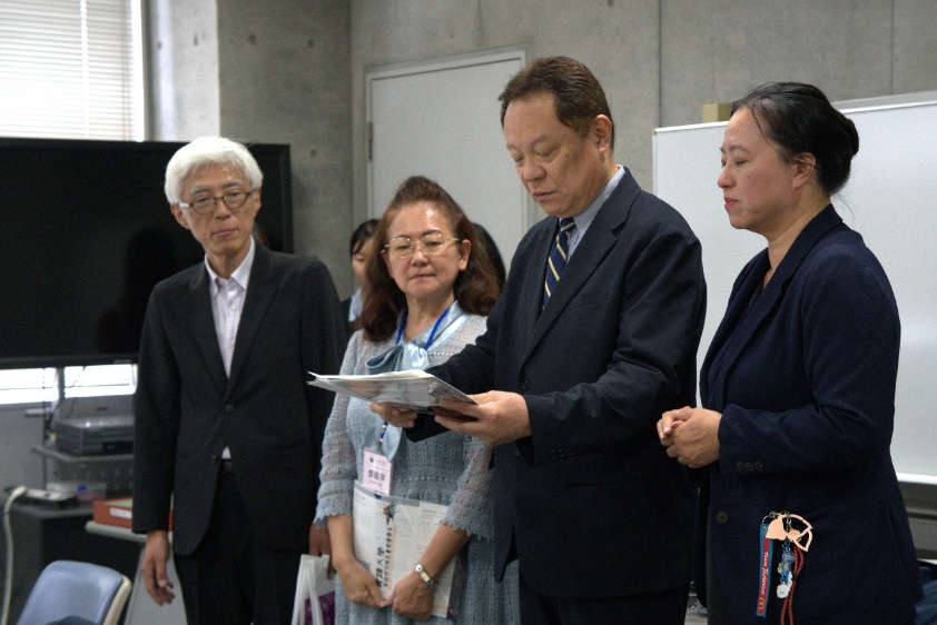 校長難波雅紀與民生學院鄧院長互贈禮物