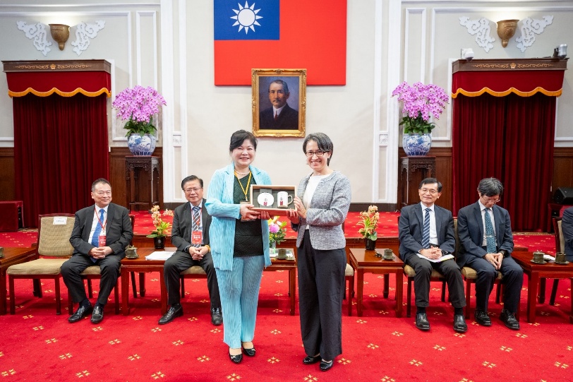 林妙娟董事長(左)與蕭美琴副總統(右)於總統府合影。