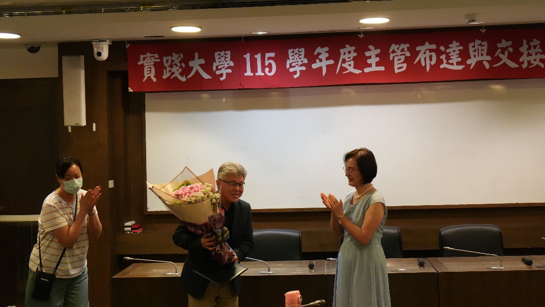 卸任學務長吳聲銘（中）接受同仁獻花，洪久賢校長（右）代表學校表達感謝，現場氣氛溫馨感人。