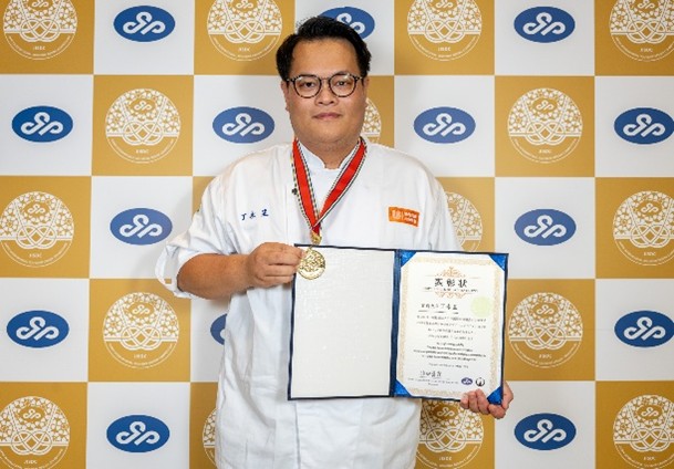 餐飲產業創新碩士班一年級學生丁永昱，榮獲「2026日本國際伴手禮設計競賽」食品餐飲類金牌
